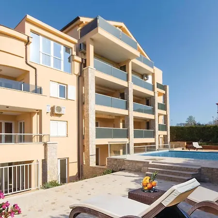 Three-bedroom In Медулин
