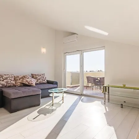 Three-bedroom In Медулин