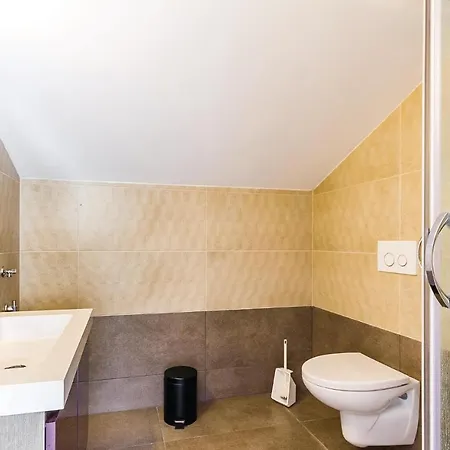 Three-bedroom In Медулин